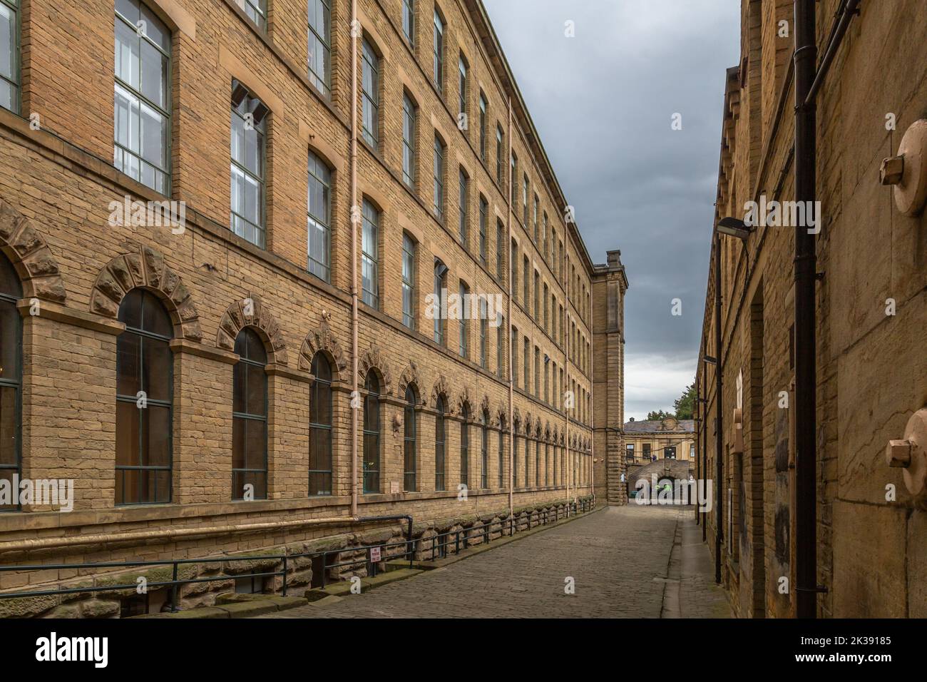 Il magnifico edificio Salts Mill a Saltaire, Yorkshire. Salts Mill è un ex mulino tessile, ora sede di una galleria d'arte con piccole imprese. Foto Stock