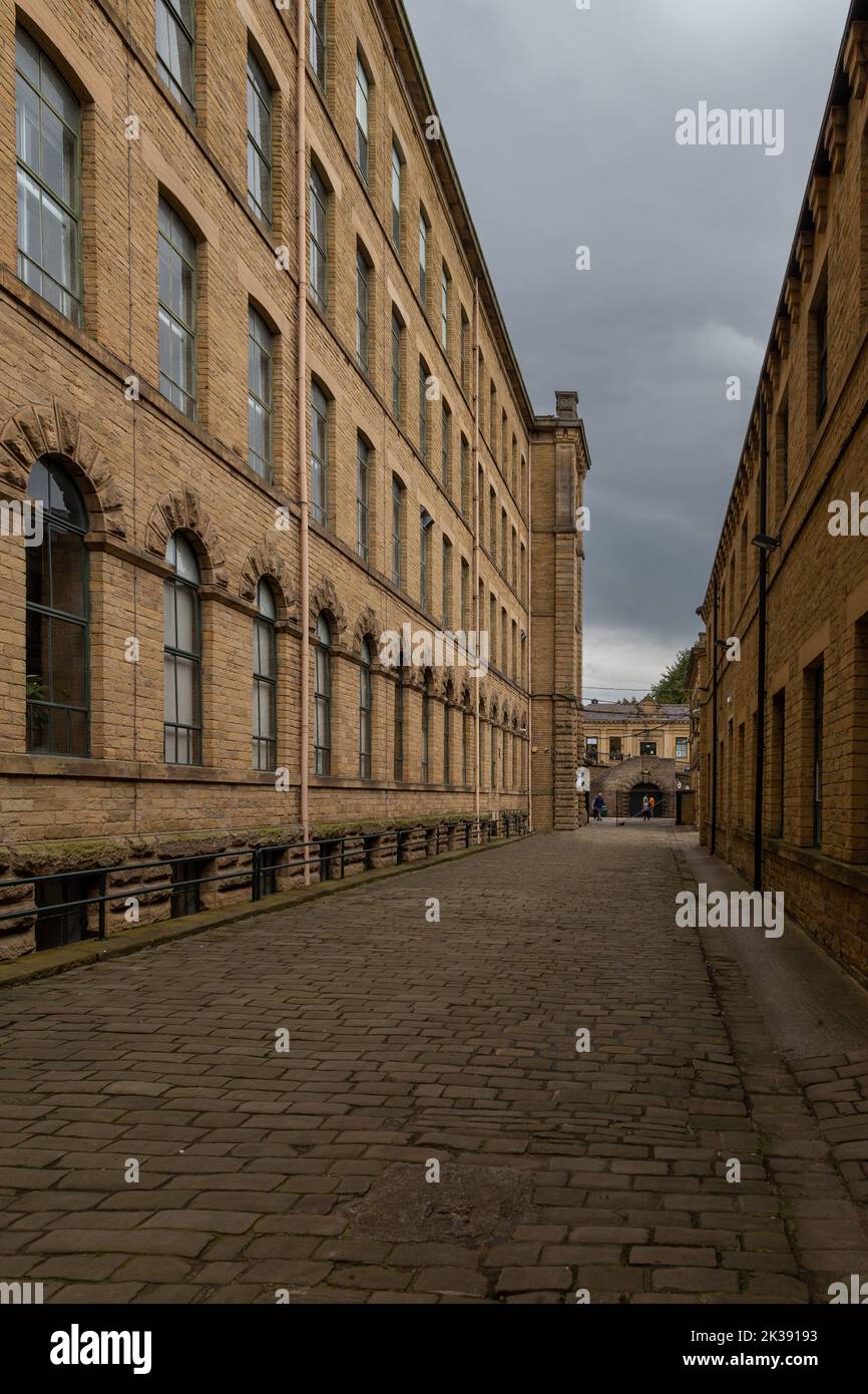 Il magnifico edificio Salts Mill a Saltaire, Yorkshire. Salts Mill è un ex mulino tessile, ora sede di una galleria d'arte con piccole imprese. Foto Stock