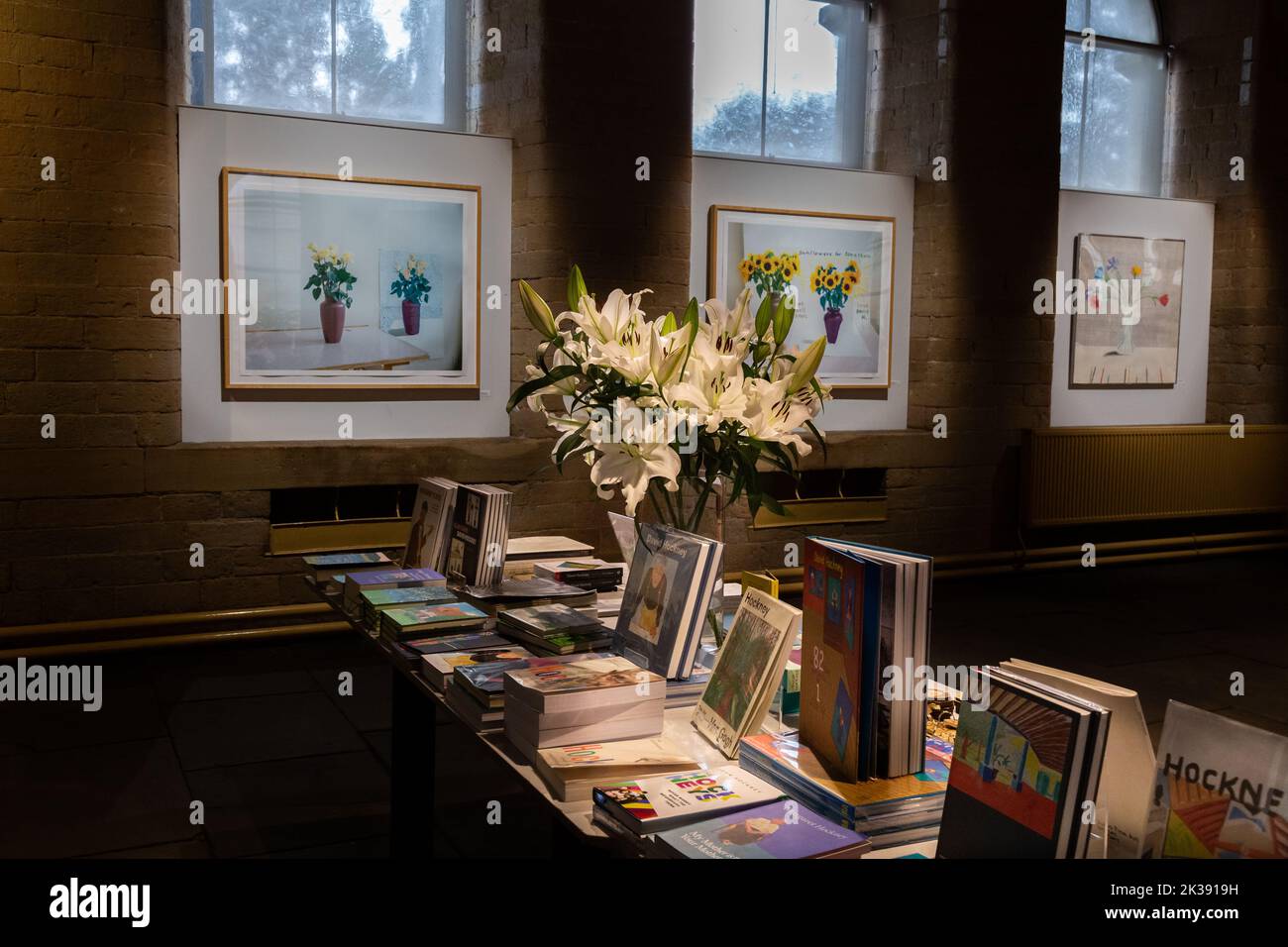 L'interno di Sals Mill a Saltaire, Yorkshire. Questo mulino tessile convertito è la casa del lavoro dell'artista David Hockney, insieme con mostre di libri. Foto Stock