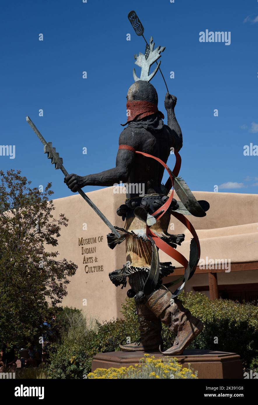 Una statua di bronzo di una ballerina Apache Mountain Spirit Dancer di fronte al Museo delle Arti e della Cultura indiane a Santa Fe, New Mexico. Foto Stock