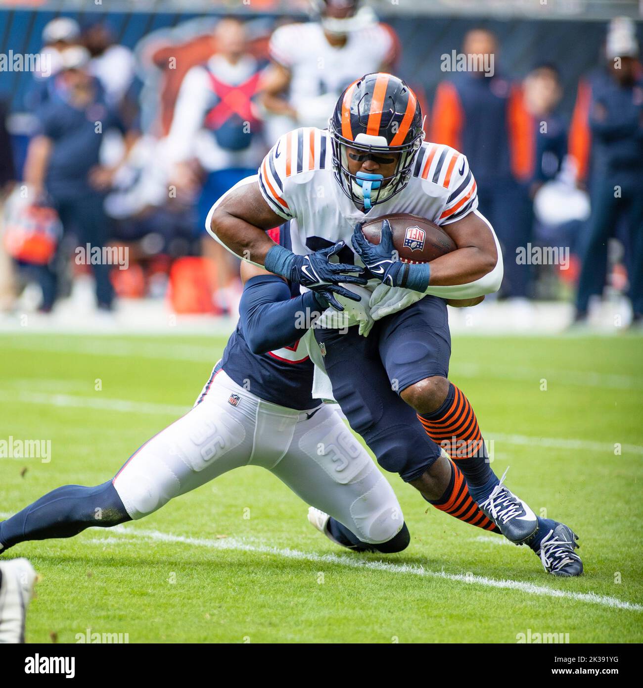 Chicago, Illinois, Stati Uniti. 25th Set, 2022. - Chicago Bears #24 Khalil Herbert corre oltre Houston Texans #36 Jonathan Owens durante il gioco tra gli Houston Texans e gli Chicago Bears al Soldier Field di Chicago, il. Credit: csm/Alamy Live News Foto Stock