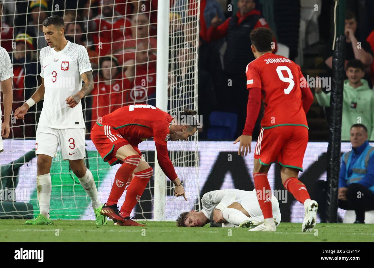 Cardiff, Regno Unito. 25th Set, 2022. Gareth Bale of Wales accusa un giocatore polacco di perdere tempo durante la partita della UEFA Nations League al Cardiff City Stadium, Cardiff. Il credito dell'immagine dovrebbe essere: Darren Staples/Sportimage Credit: Sportimage/Alamy Live News Foto Stock