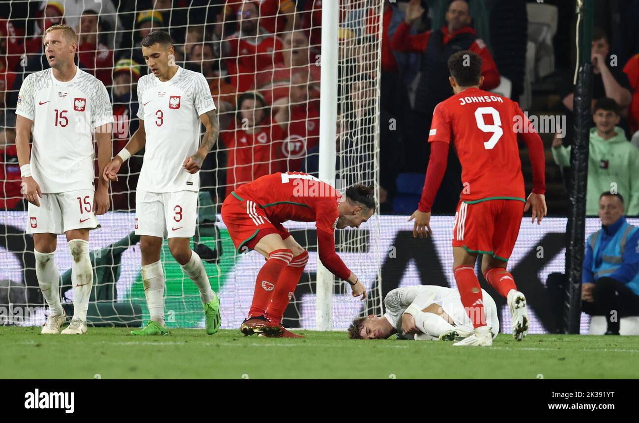 Cardiff, Regno Unito. 25th Set, 2022. Gareth Bale of Wales accusa un giocatore polacco di perdere tempo durante la partita della UEFA Nations League al Cardiff City Stadium, Cardiff. Il credito dell'immagine dovrebbe essere: Darren Staples/Sportimage Credit: Sportimage/Alamy Live News Foto Stock