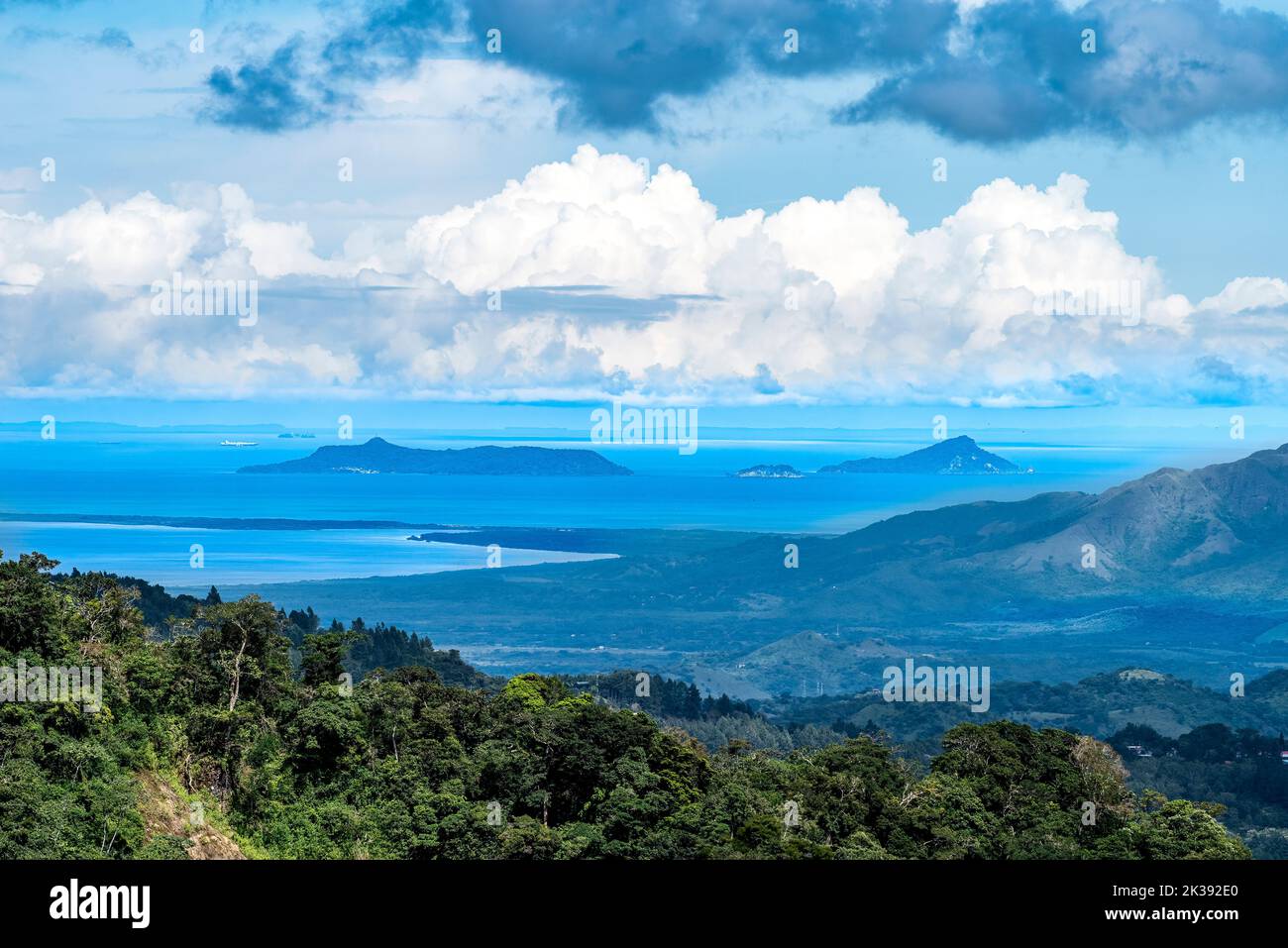 Vista pomeridiana delle isole di Otoque e Bona di fronte a Punta Chame, Panama Foto Stock