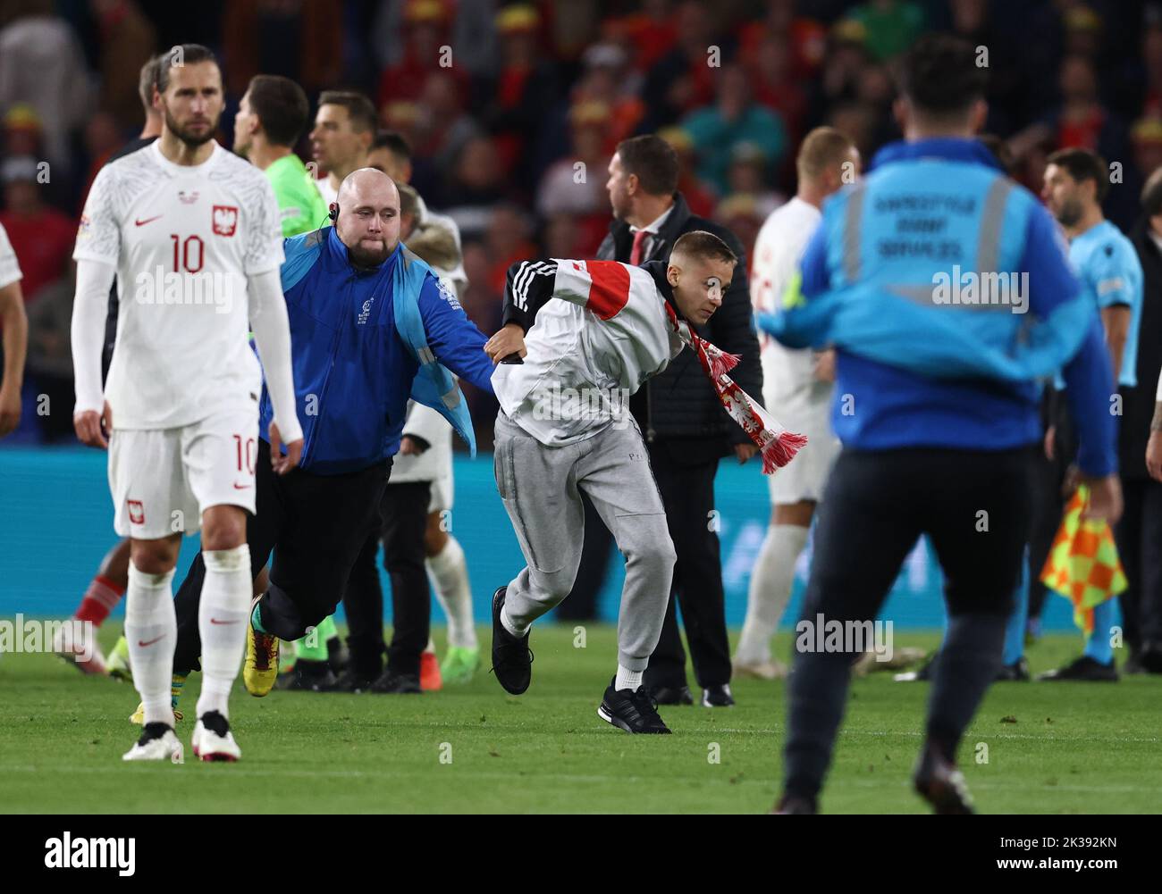 Cardiff, Regno Unito. 25th Set, 2022. Un fan polacco corre in campo a tempo pieno durante la partita della UEFA Nations League al Cardiff City Stadium di Cardiff. Il credito dell'immagine dovrebbe essere: Darren Staples/Sportimage Credit: Sportimage/Alamy Live News Foto Stock