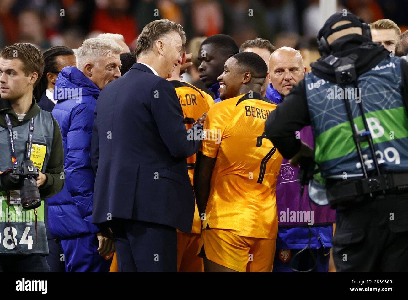 Amsterdam, Paesi Bassi. 25th Set, 2022. AMSTERDAM - (lr) allenatore olandese Louis van Gaal, Steven Bergwijn di Olanda dopo la partita della UEFA Nations League tra Paesi Bassi e Belgio alla Johan Cruijff Arena il 6 agosto 2022 ad Amsterdam, Paesi Bassi. KOEN VAN WEEL Credit: ANP/Alamy Live News Foto Stock