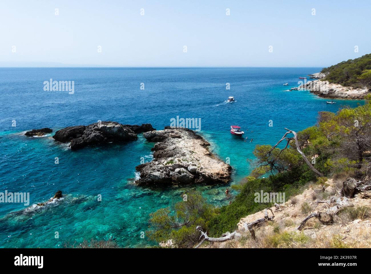 Un bellissimo paesaggio del mare caraibico con scogliere boscose nelle isole Tremiti Foto Stock