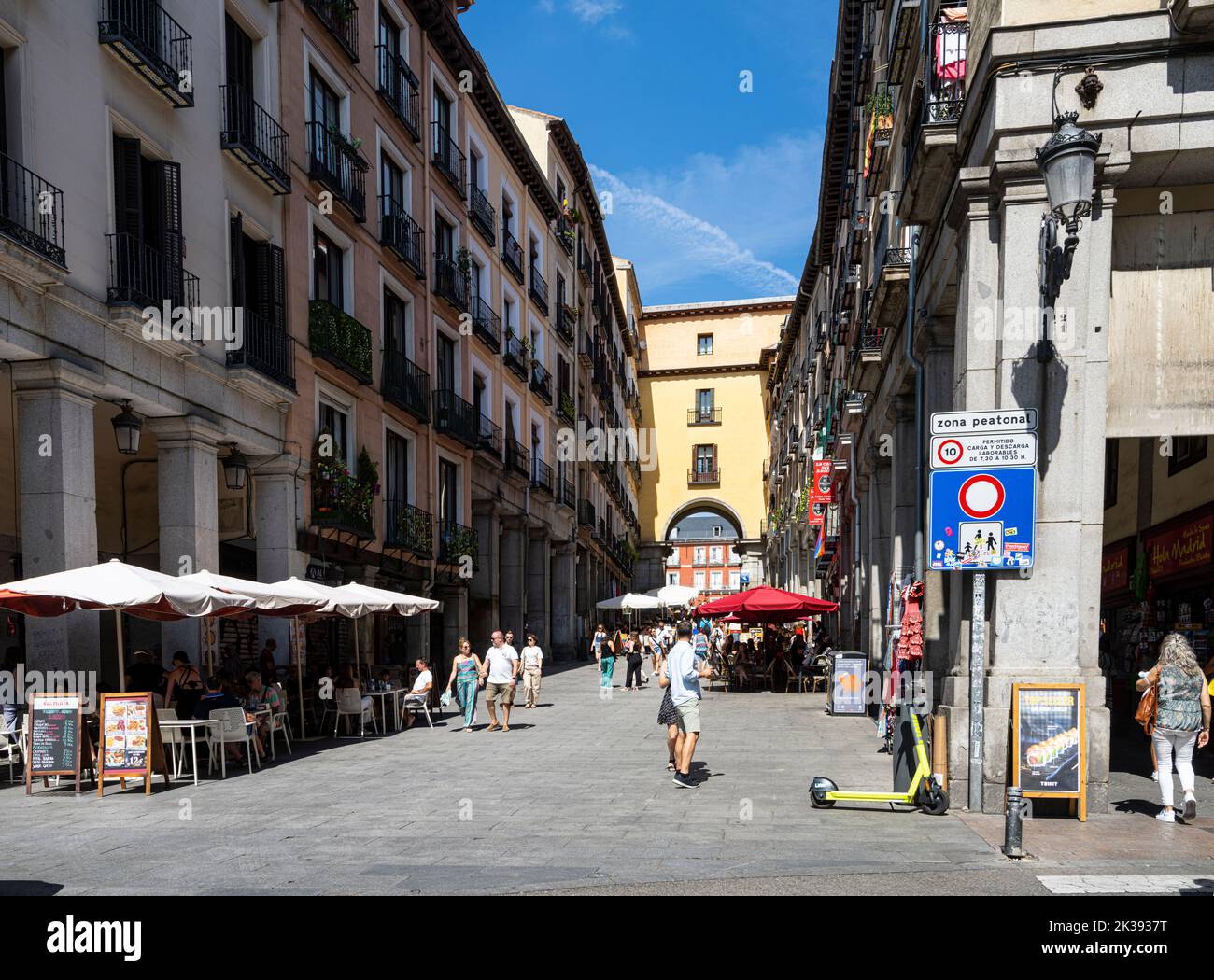 Madrid, Spagna, settembre 2022. Vista sulla storica Calle de Toledo nel centro della città Foto Stock