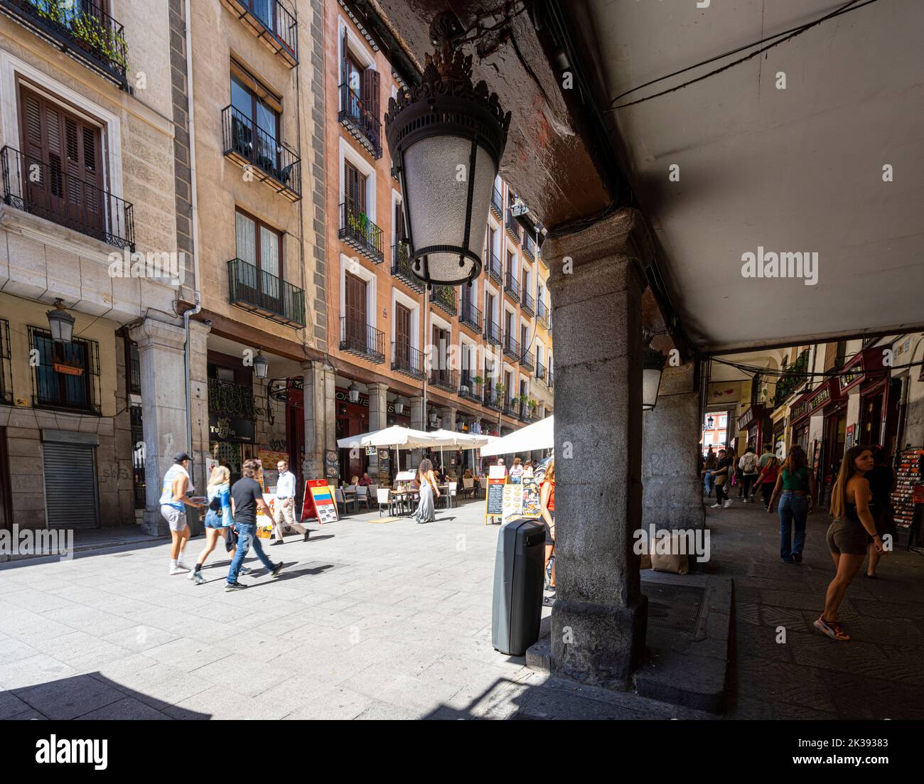 Madrid, Spagna, settembre 2022. Vista sulla storica Calle de Toledo nel centro della città Foto Stock