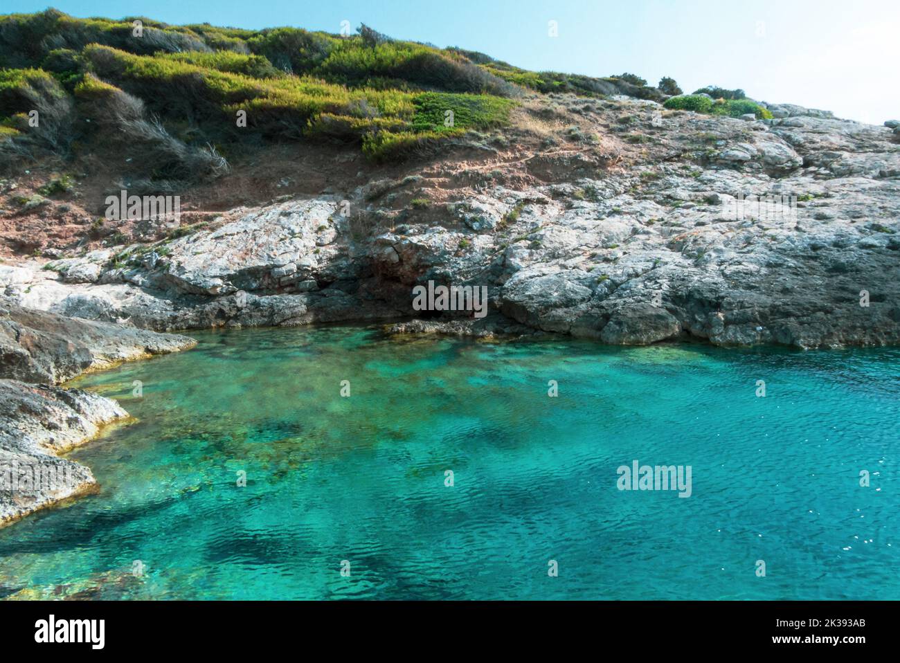 Un bellissimo paesaggio del mare caraibico con scogliere rocciose boscose nelle isole Tremiti Foto Stock