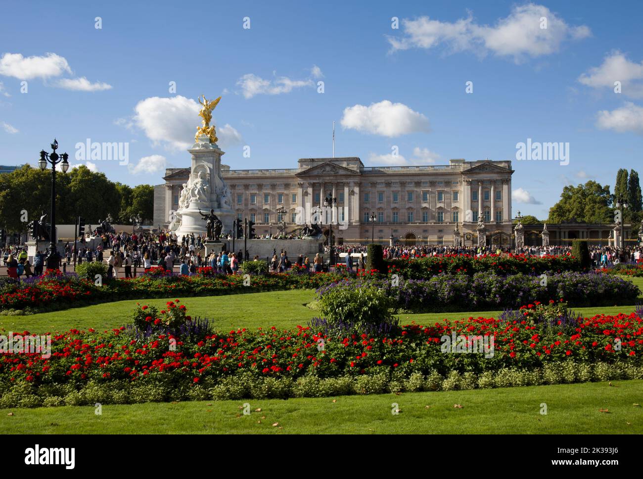 Folle di turisti e turisti che guardano la Marching Guards Band Queen Victoria Monument e Buckingham Palace London Foto Stock