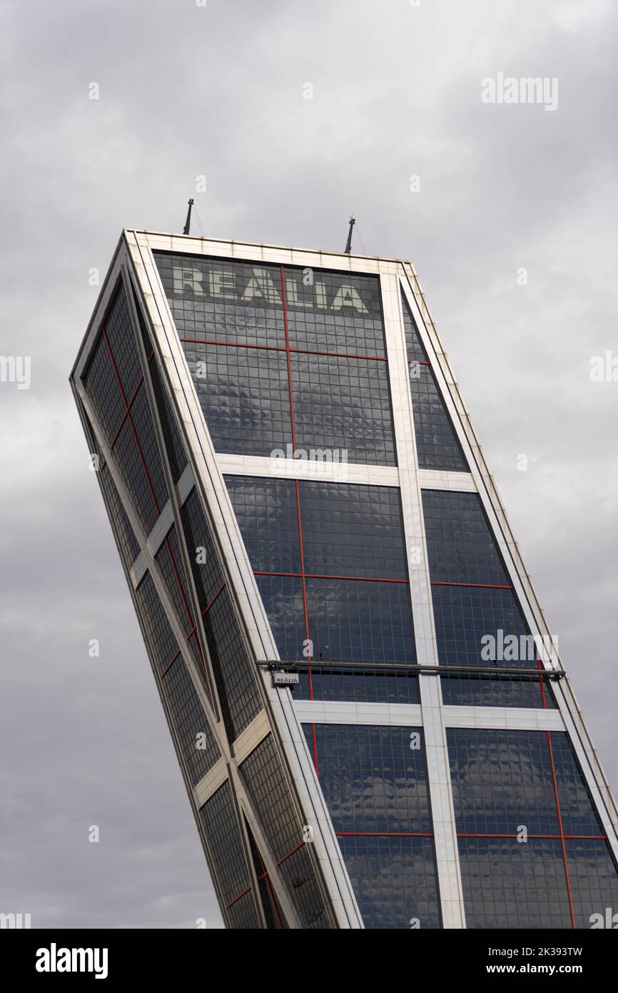 Madrid, Spagna, settembre 2022. La torre Realia, la porta d'ingresso per i grattacieli europei in piazza Castilla nel centro della città Foto Stock