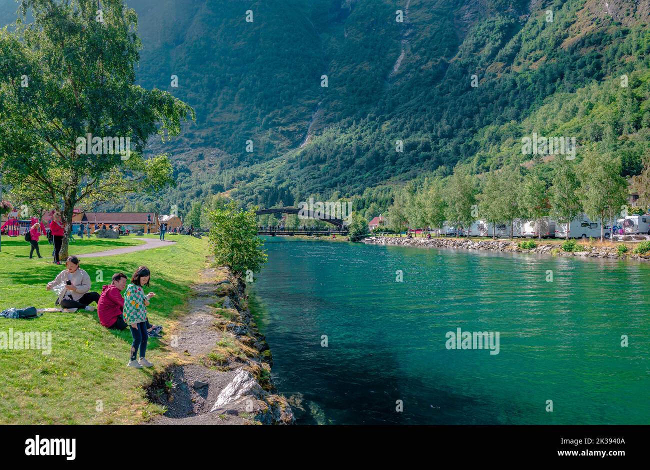 Flåm, Norvegia - 16 2022 agosto: Le persone godono di una giornata estiva sul fiume Flam, nella contea di Vestland. Flåm è un villaggio situato all'estremità interna del Th Foto Stock
