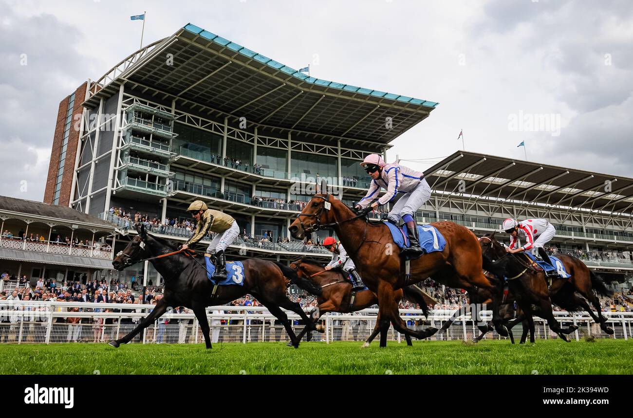 Scene del secondo giorno del Tribute Weekend dell'ippodromo di York, domenica 22nd maggio 2022, con la Sky Bet Sunday Series Foto Stock