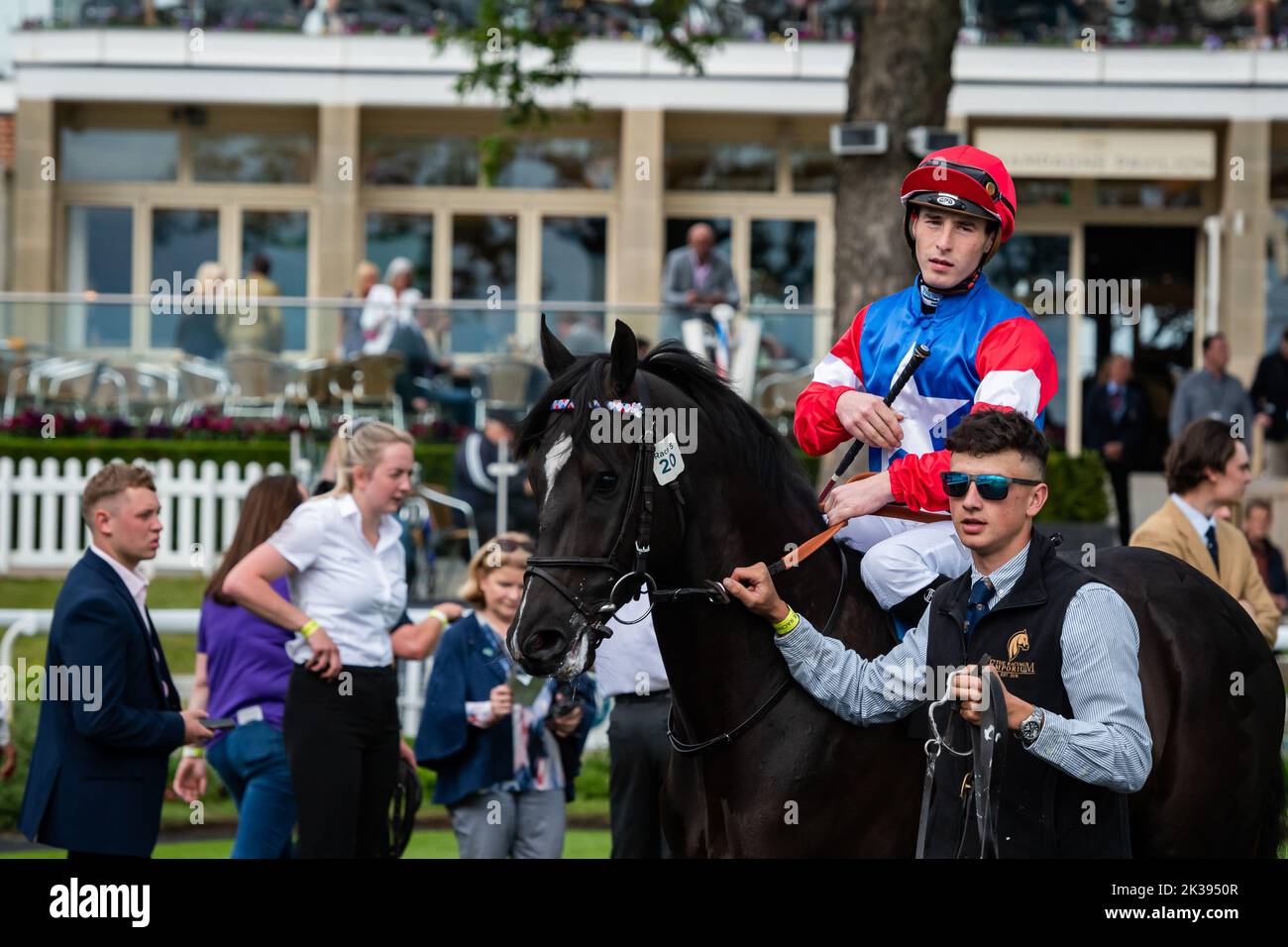 Scene del secondo giorno del Tribute Weekend dell'ippodromo di York, domenica 22nd maggio 2022, con la Sky Bet Sunday Series Foto Stock