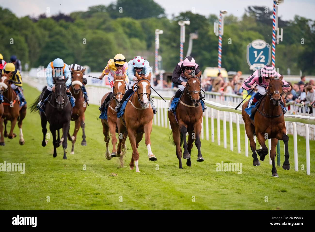 Scene del secondo giorno del Tribute Weekend dell'ippodromo di York, domenica 22nd maggio 2022, con la Sky Bet Sunday Series Foto Stock
