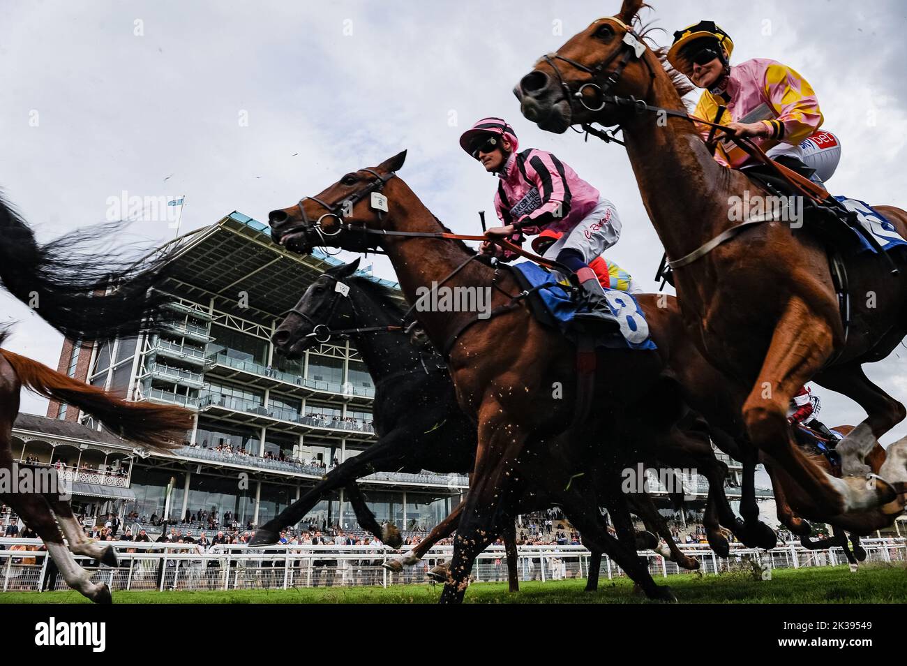 Scene del secondo giorno del Tribute Weekend dell'ippodromo di York, domenica 22nd maggio 2022, con la Sky Bet Sunday Series Foto Stock