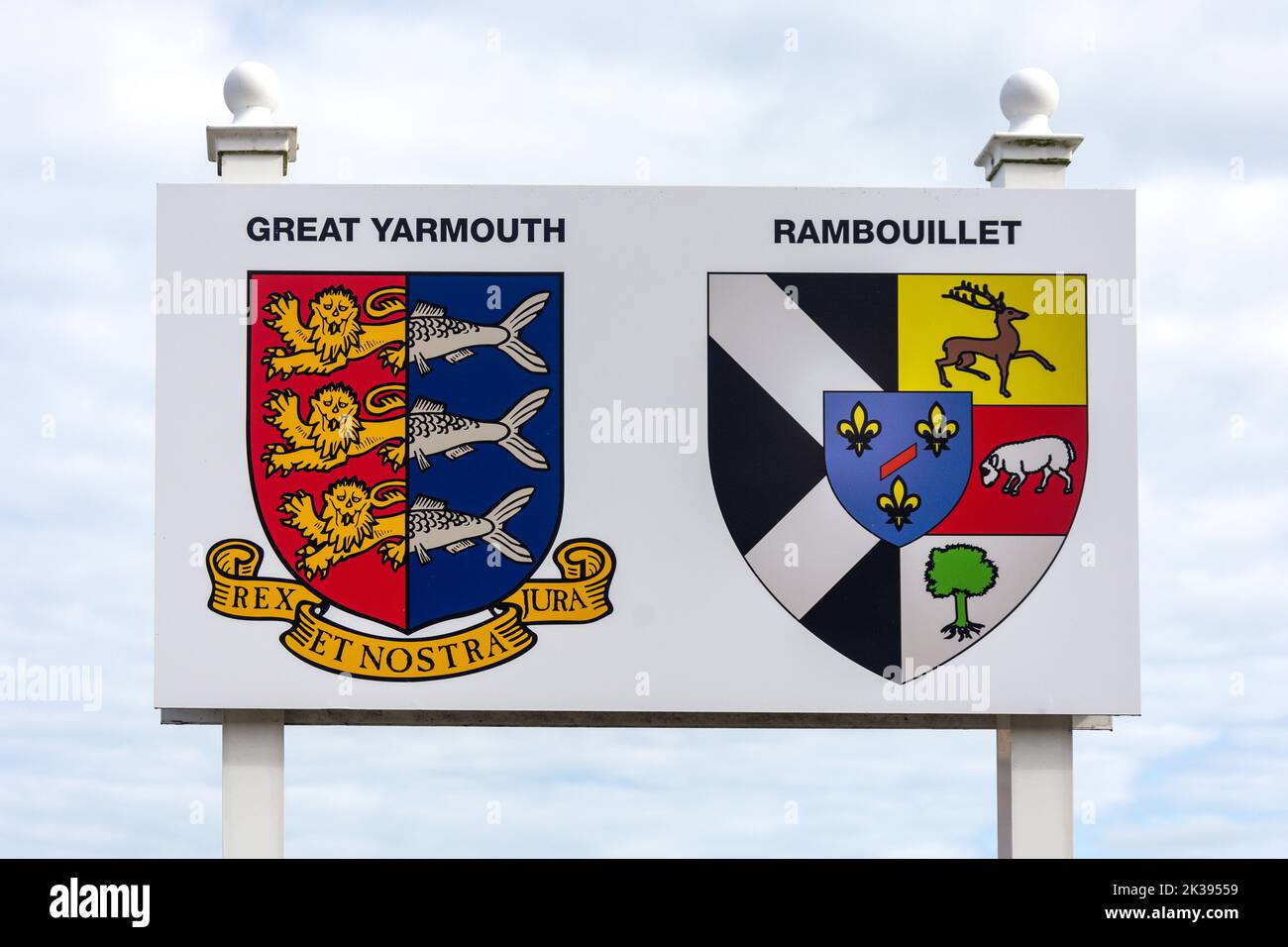 Città e gemellato segno sul litorale, Marine Parade, Great Yarmouth, Norfolk, Inghilterra, Regno Unito Foto Stock