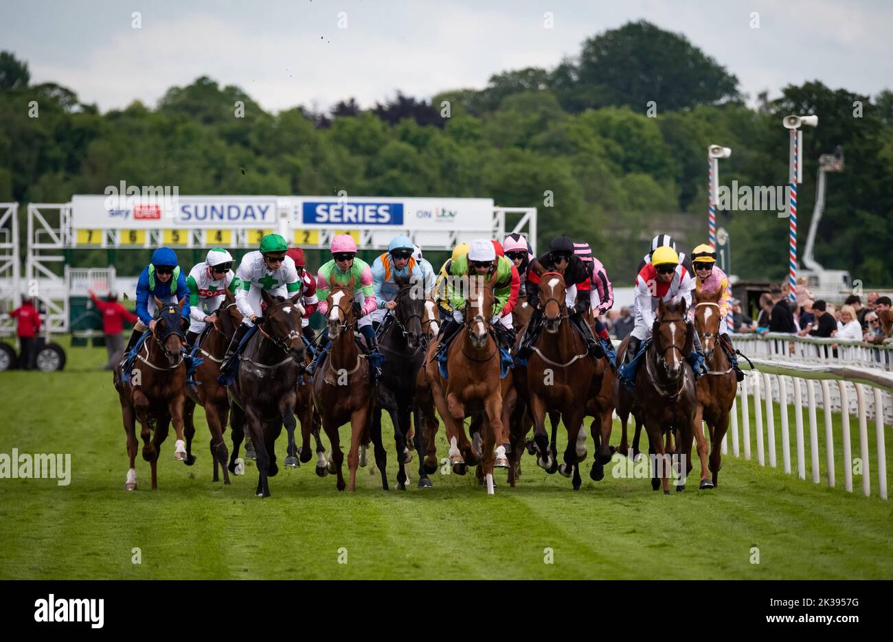 Scene del secondo giorno del Tribute Weekend dell'ippodromo di York, domenica 22nd maggio 2022, con la Sky Bet Sunday Series Foto Stock