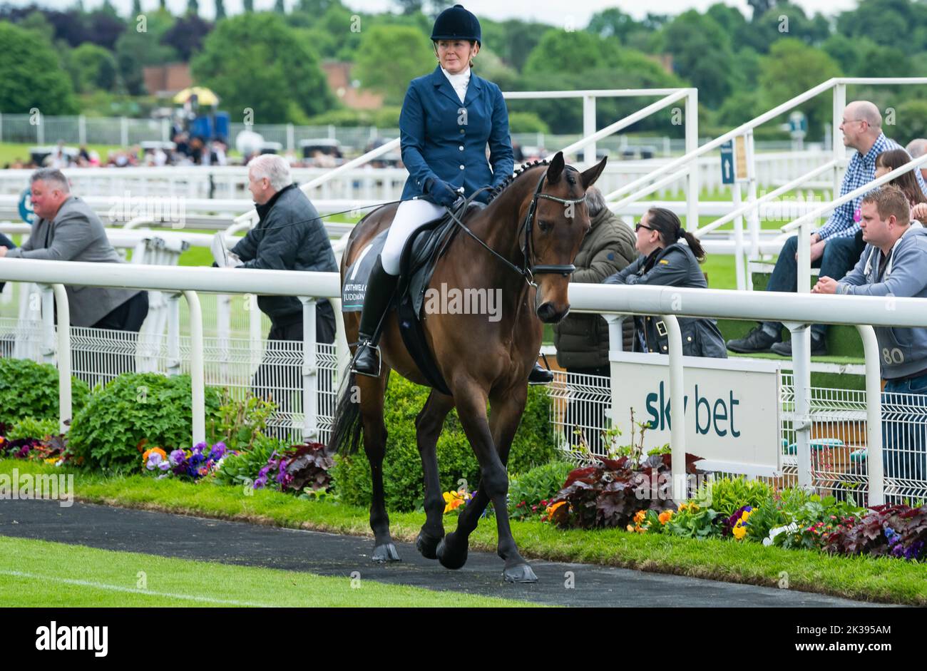 Scene del secondo giorno del Tribute Weekend dell'ippodromo di York, domenica 22nd maggio 2022, con la Sky Bet Sunday Series Foto Stock