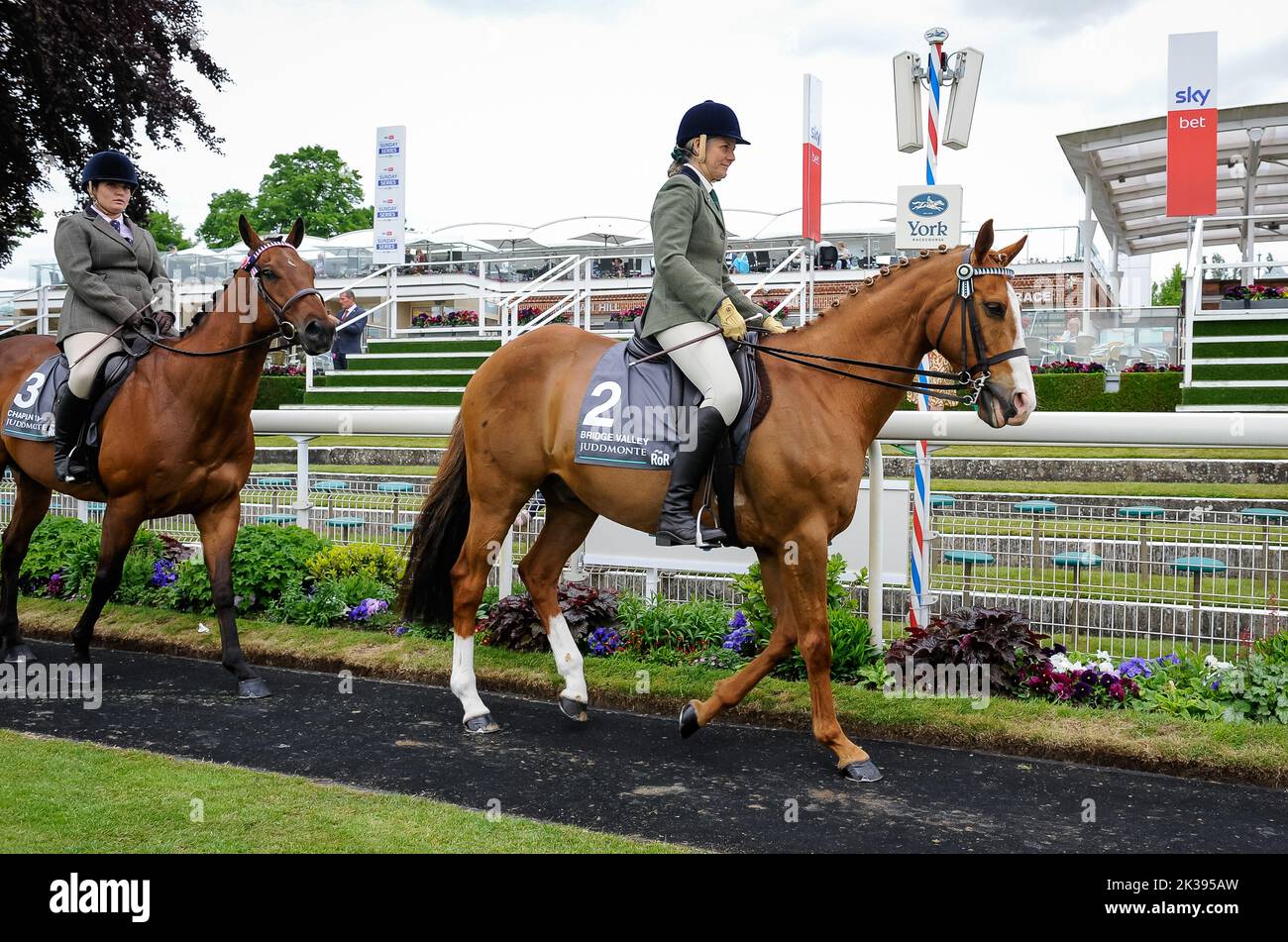 Scene del secondo giorno del Tribute Weekend dell'ippodromo di York, domenica 22nd maggio 2022, con la Sky Bet Sunday Series Foto Stock