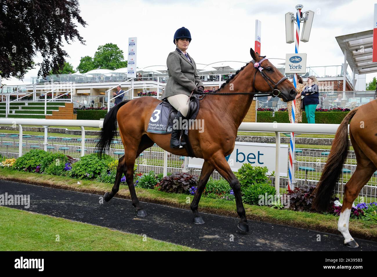 Scene del secondo giorno del Tribute Weekend dell'ippodromo di York, domenica 22nd maggio 2022, con la Sky Bet Sunday Series Foto Stock