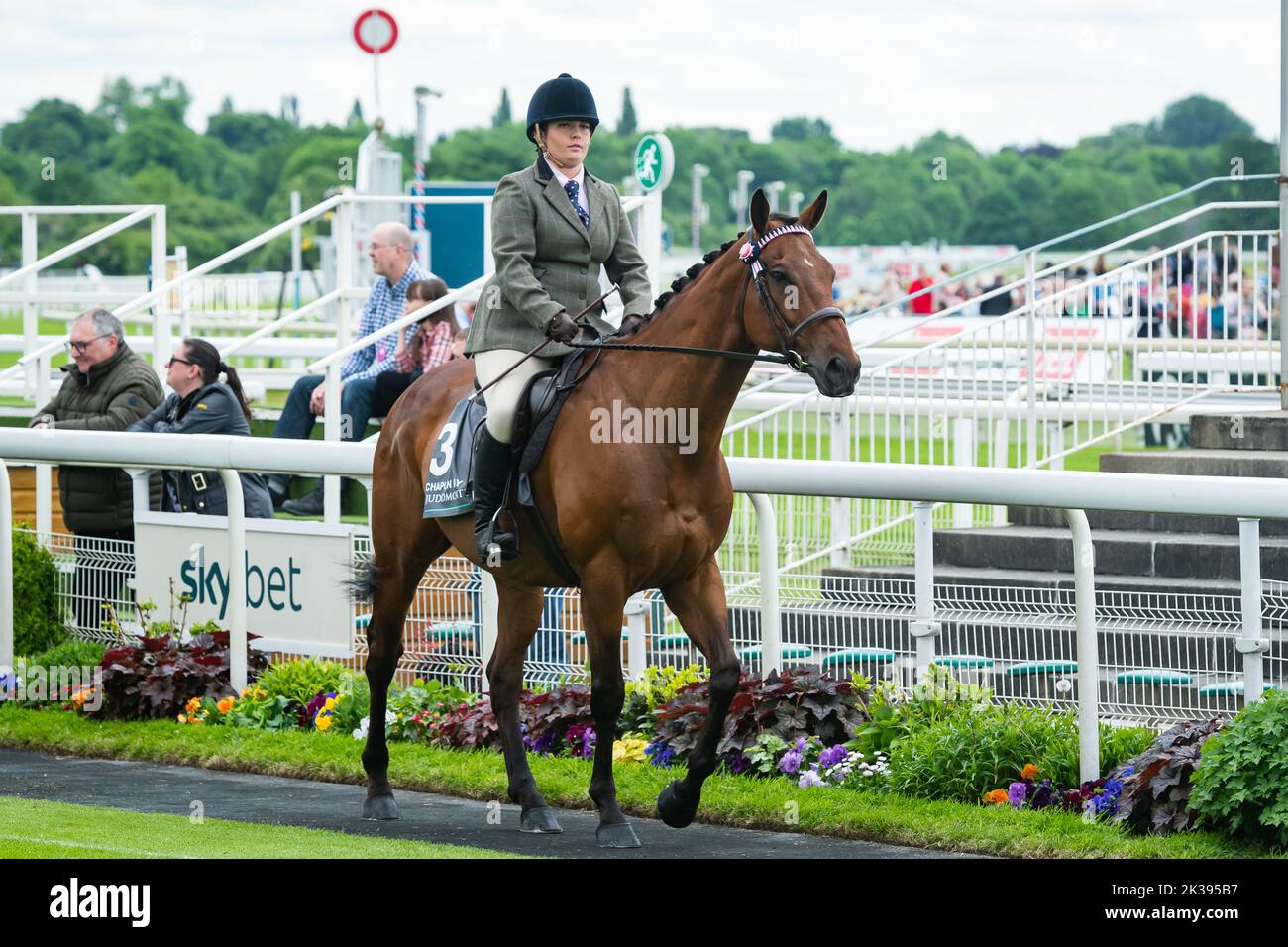 Scene del secondo giorno del Tribute Weekend dell'ippodromo di York, domenica 22nd maggio 2022, con la Sky Bet Sunday Series Foto Stock