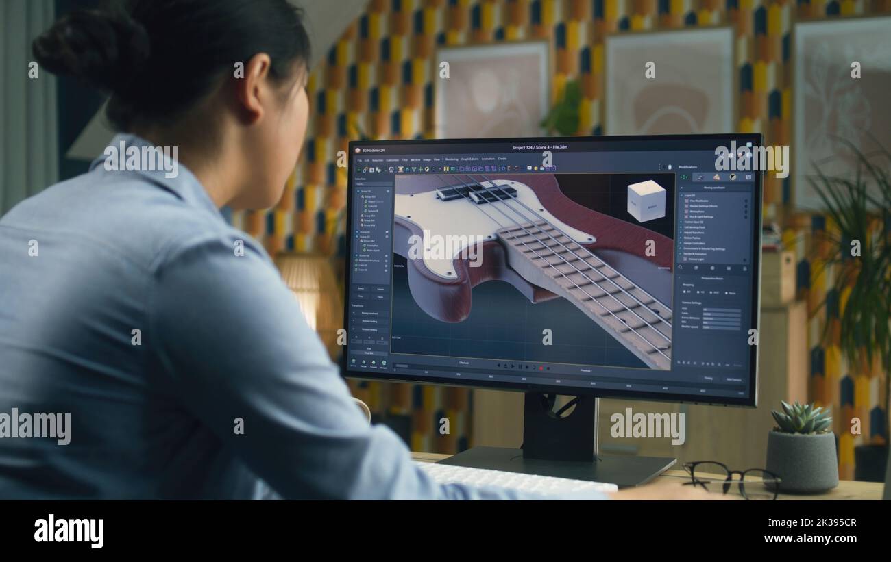 Donna che progetta 3D prototipo di chitarra elettrica utilizzando un moderno personal computer con un programma di modellazione 3D mentre lavora da casa Foto Stock