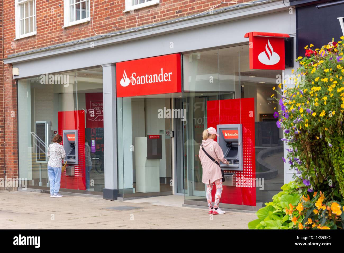 Santander Bank, Howardsgate, Welwyn Garden City Centre, Hertfordshire, Inghilterra, Regno Unito Foto Stock