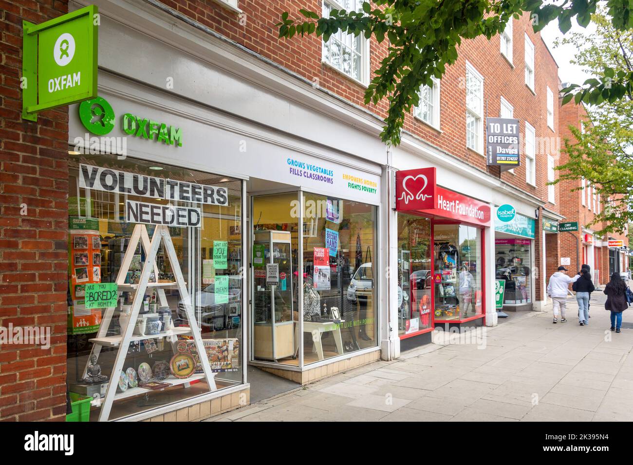 Row of Charity Shops, National Cycle Route 57, Welwyn Garden City Centre, Hertfordshire, Inghilterra, Regno Unito Foto Stock