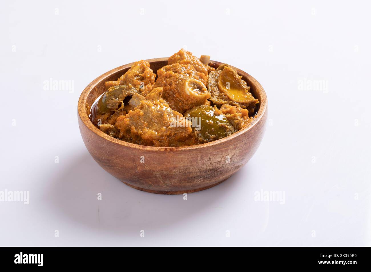 Curry Achari mutton isolato su sfondo bianco Foto Stock