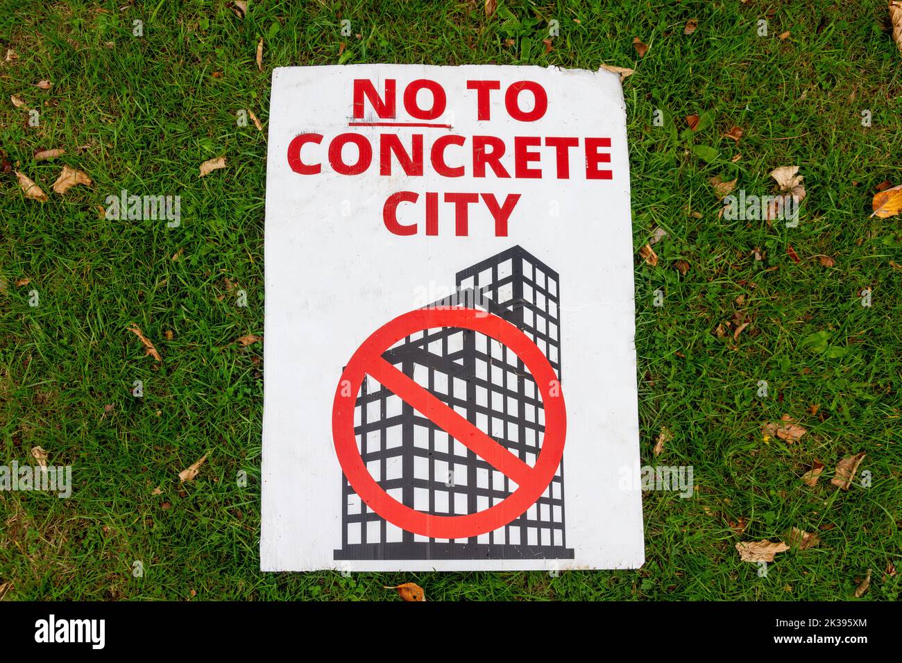 Volantino "No to concrete city" su Grass, Campus West, The Campus, Welwyn Garden City Centre, Hertfordshire, Inghilterra, Regno Unito Foto Stock