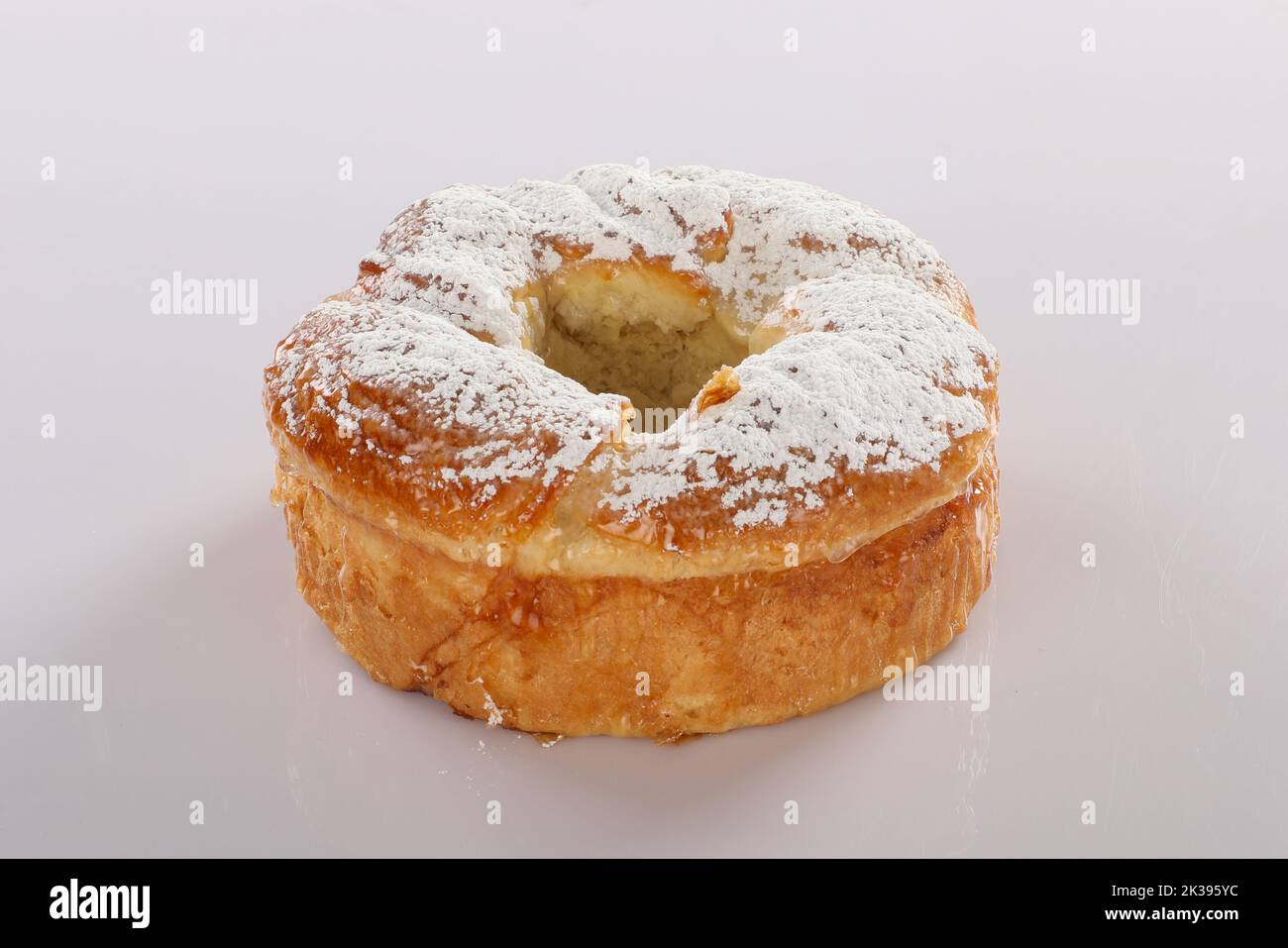 Torta di compleanno isolati su sfondo bianco. Foto Stock
