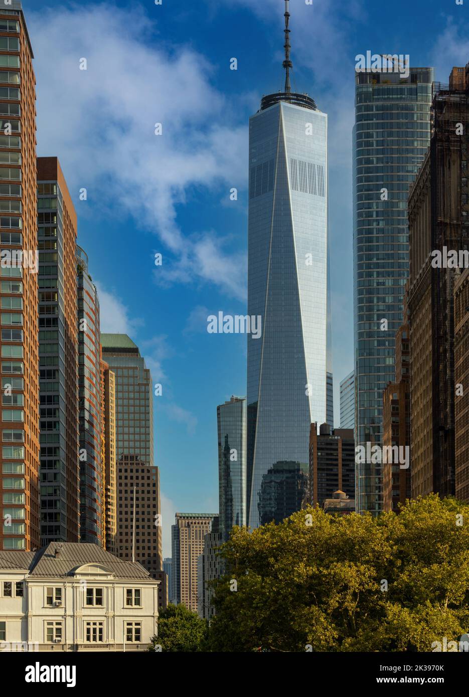Vista del World Trade Center dal centro lungo il viale Foto Stock