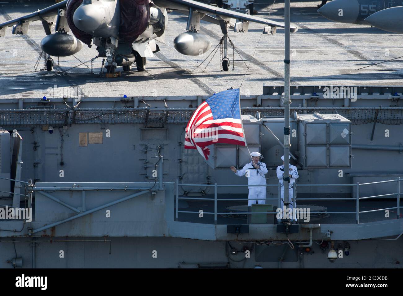 McDonnell Douglas AV-8B Harrier II V/STOL velivolo da terra contro la US Navy una nave d'assalto anfibio di classe Wasp USS Kearsarge (LHD-3) nel porto di Gdyn Foto Stock