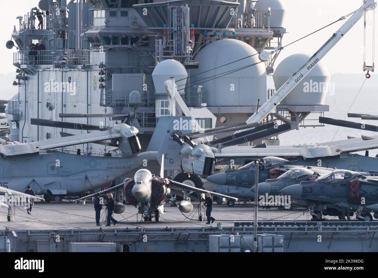 McDonnell Douglas AV-8B Harrier II V/STOL velivolo da terra contro la US Navy una nave d'assalto anfibio di classe Wasp USS Kearsarge (LHD-3) nel porto di Gdyn Foto Stock
