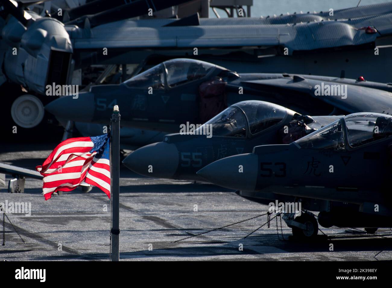McDonnell Douglas AV-8B Harrier II V/STOL velivolo da terra contro la US Navy una nave d'assalto anfibio di classe Wasp USS Kearsarge (LHD-3) nel porto di Gdyn Foto Stock