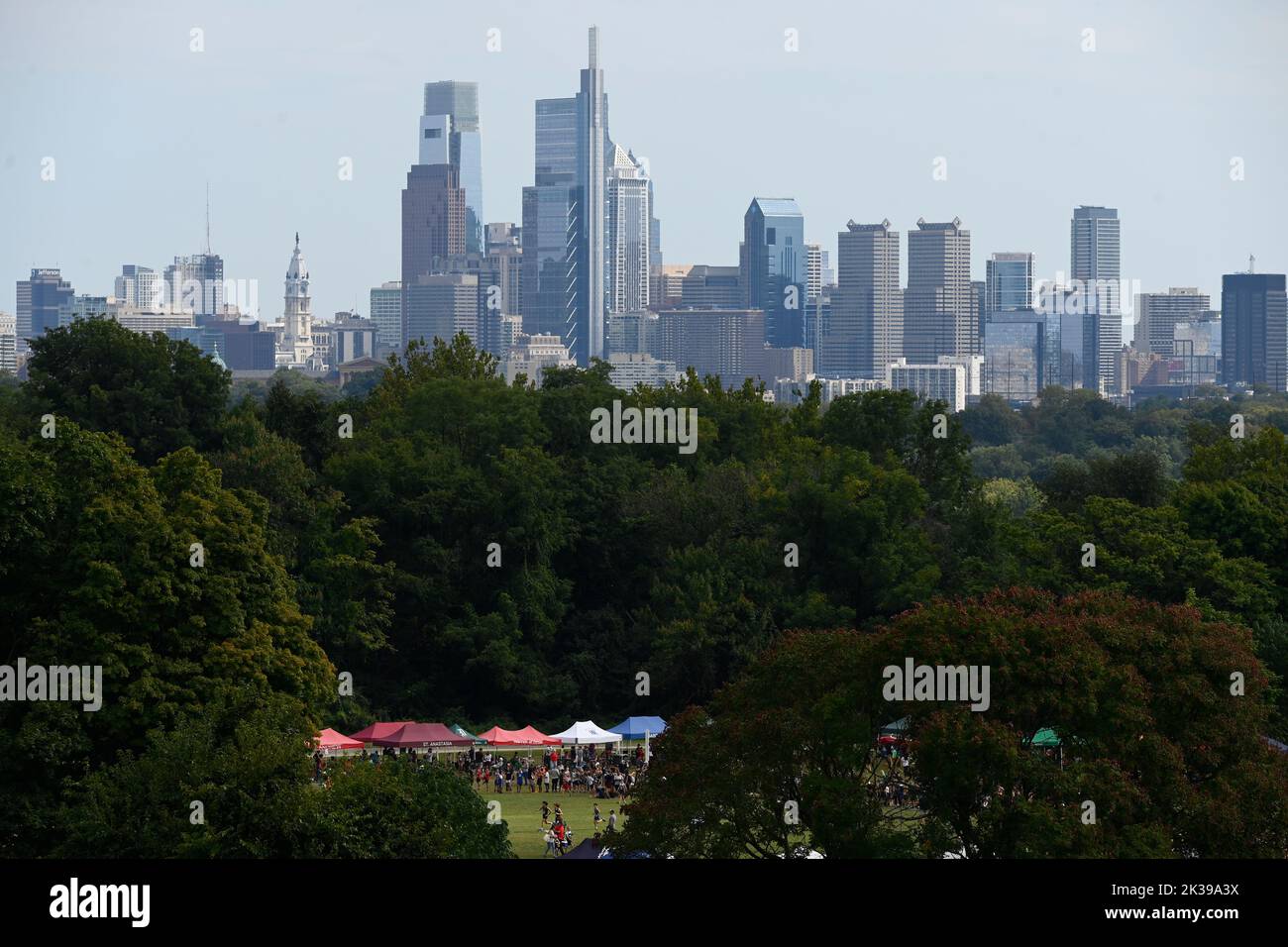 Philadelphia, Stati Uniti. 25th Set, 2022. Lo skyline di Center City Philadelphia appare all'orizzonte mentre un evento si svolge sui campi del Belmont Plateau nella sezione Fairmount Park di West Philadelphia, PA, USA, il 25 settembre 2022. Credit: OOGImages/Alamy Live News Foto Stock