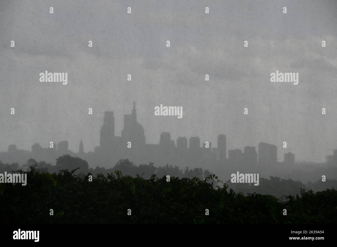 Philadelphia, Stati Uniti. 25th Set, 2022. Band of rain hanno reso quasi monocromatico una silhouette minimalistica dello skyline di Center City Philadelphia durante le docce di inizio autunno, come visto dal Belmont Plateau, a West Philadelphia, PA, USA 0n 25 settembre 2022. Credit: OOGImages/Alamy Live News Foto Stock