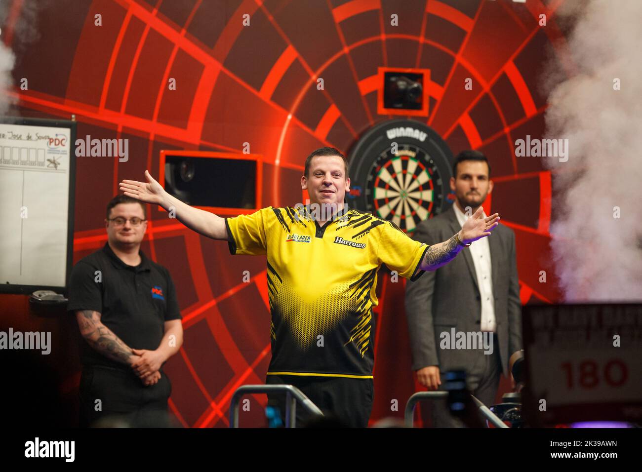 English Dave Chisnall nella foto durante la terza giornata del Belgian Darts Open, domenica 25 settembre 2022 a Wieze, un torneo del Tour europeo che si svolge dal 23 settembre al 25 settembre. FOTO DI BELGA JEF MATTHEE Foto Stock