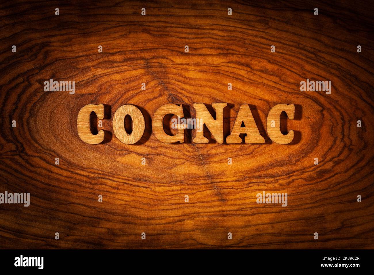Parola cognac - Iscrizione con lettere di legno in primo piano Foto Stock