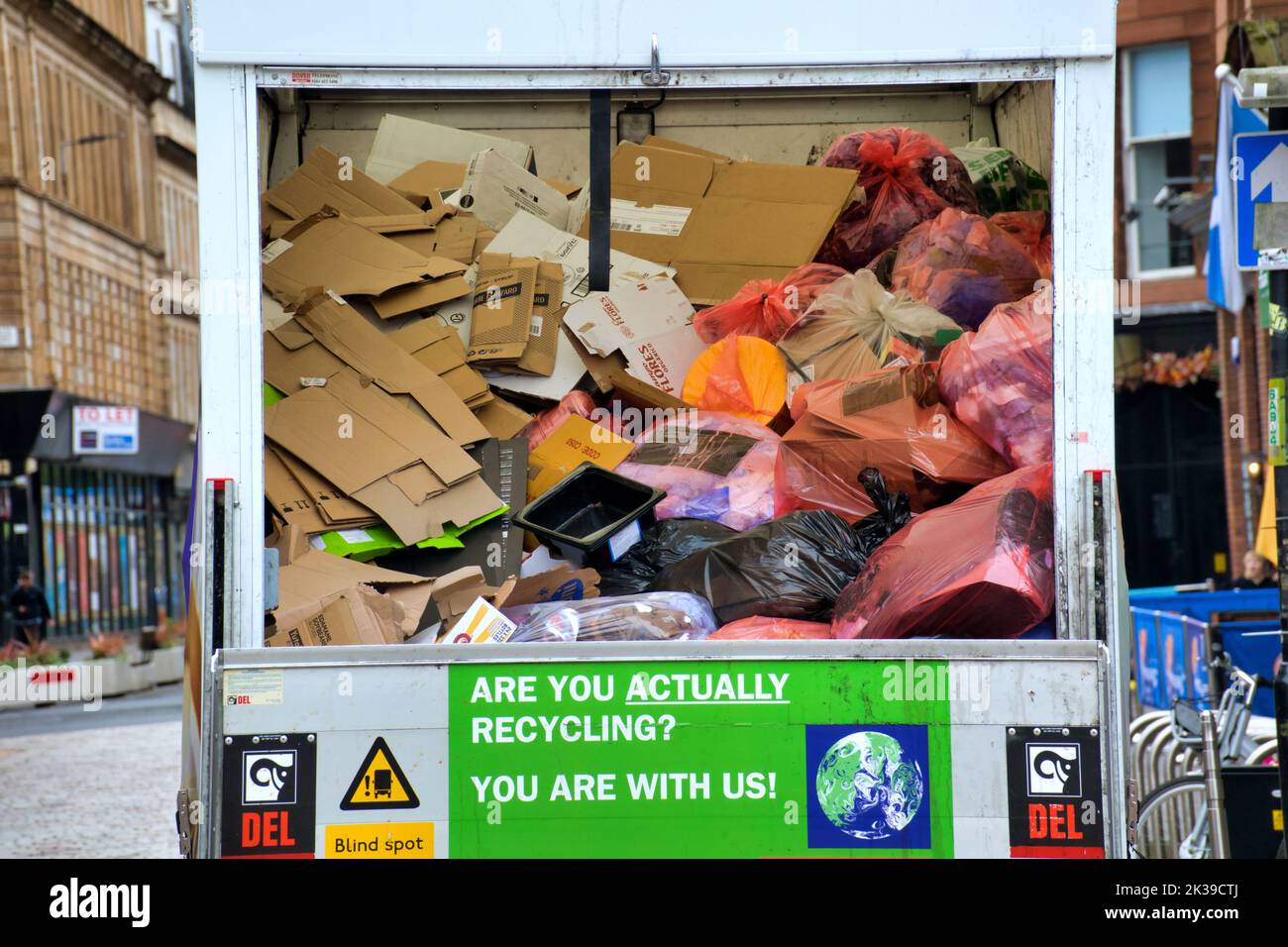Vista posteriore del furgone aperto per il riciclaggio con articoli e borse complete all'interno di Glasgow, Scozia, Regno Unito Foto Stock