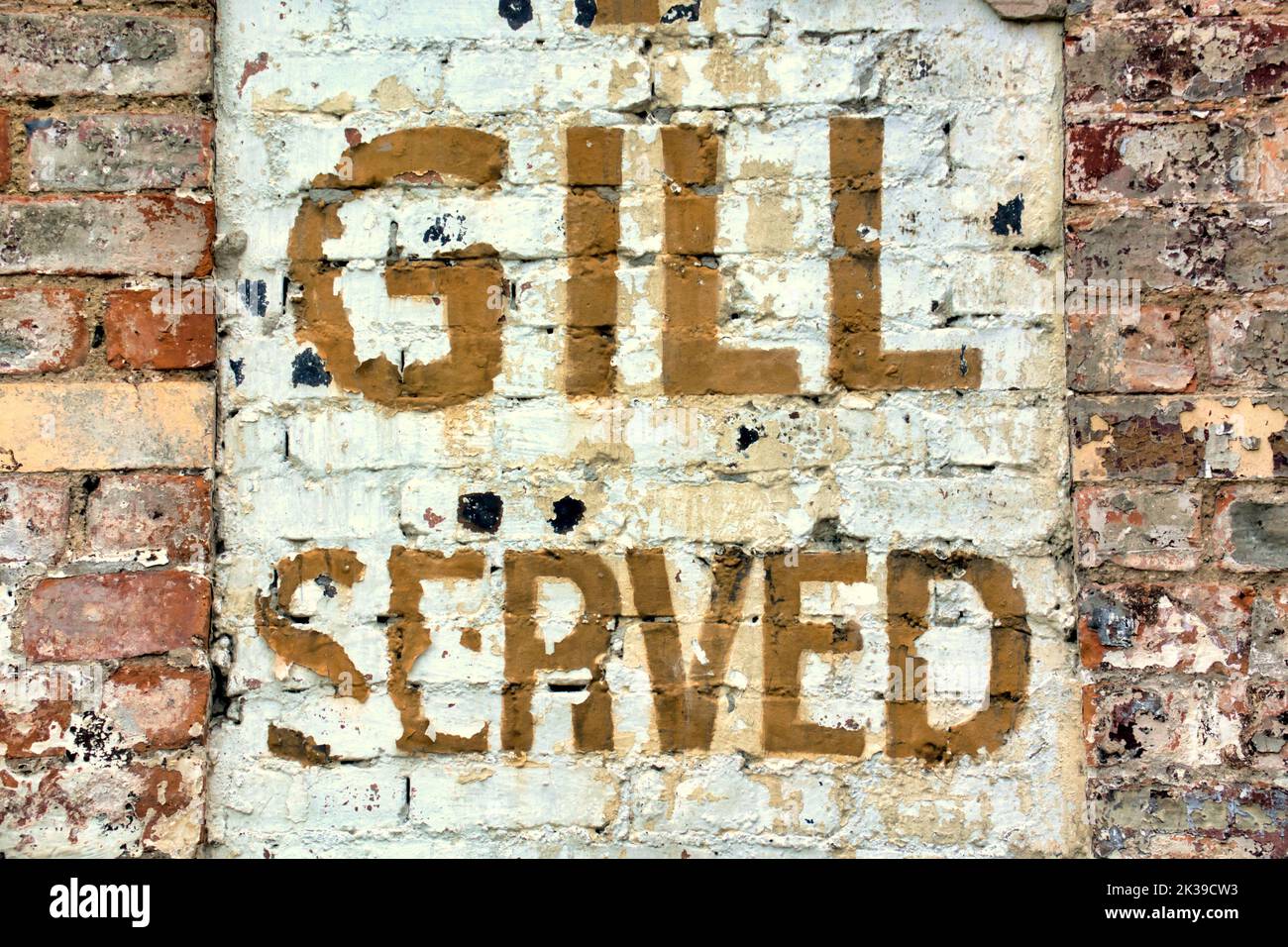 Vecchio pub muro di alcool segno pubblicità piena gill misura di whisky Glasgow, Scozia, Regno Unito Foto Stock
