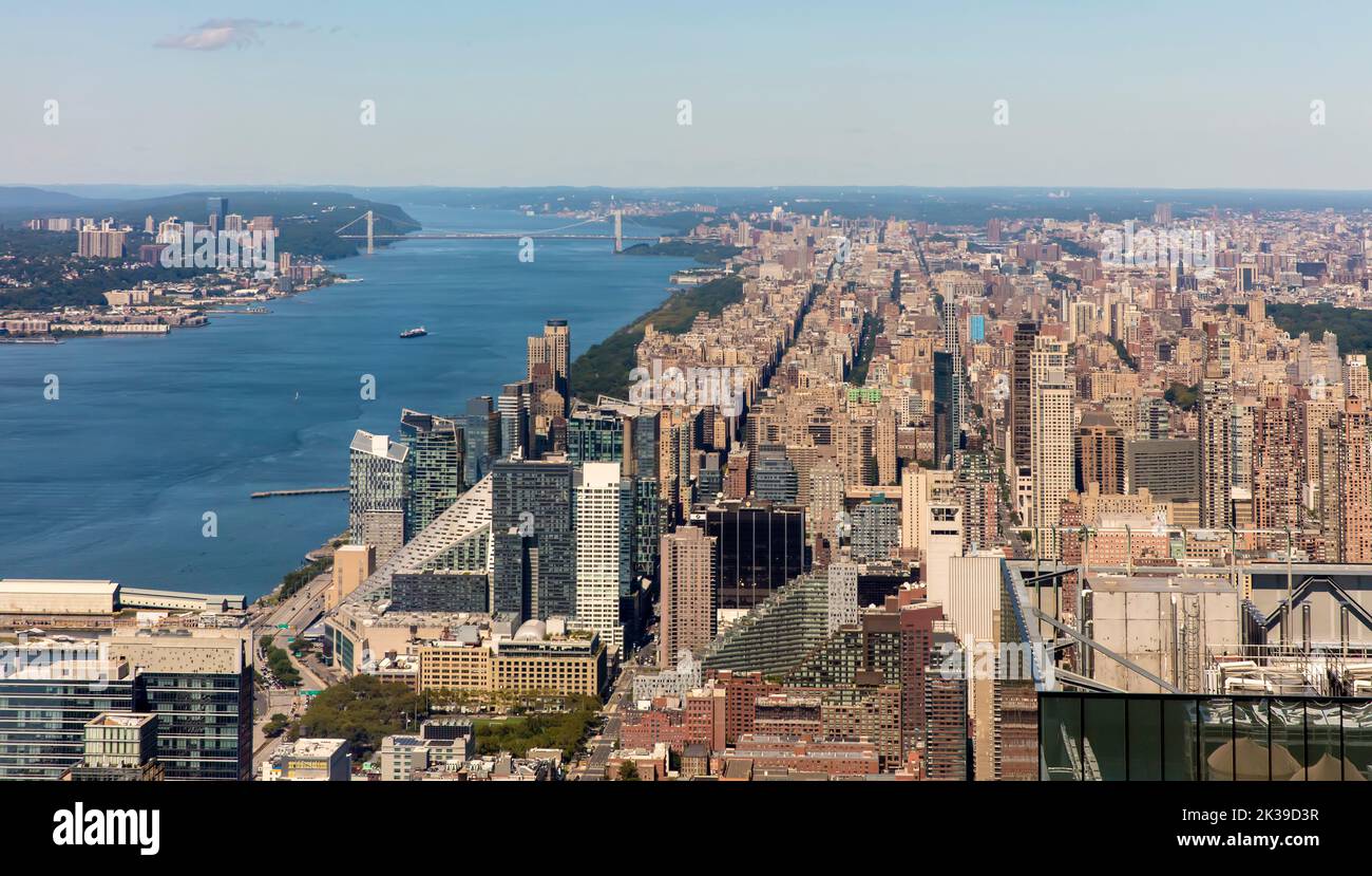 Manhattan NYC guarda a nord dai cantieri Hudson con il fiume Hudson e il George Washington Bridge Foto Stock