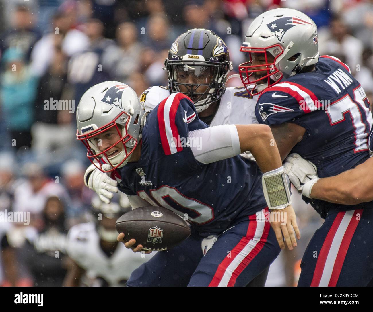 Foxborough, Stati Uniti. 25th Set, 2022. Il quartback Mac Jones dei Patrioti del New England è affrontato dal linebacker Brandon Copeland di Baltimora Ravens durante una partita contro i Baltimore Ravens al Gillette Stadium di Foxborough, Massachusetts, domenica 25 settembre 2022. Foto di Amanda Sabba/UPI Credit: UPI/Alamy Live News Foto Stock