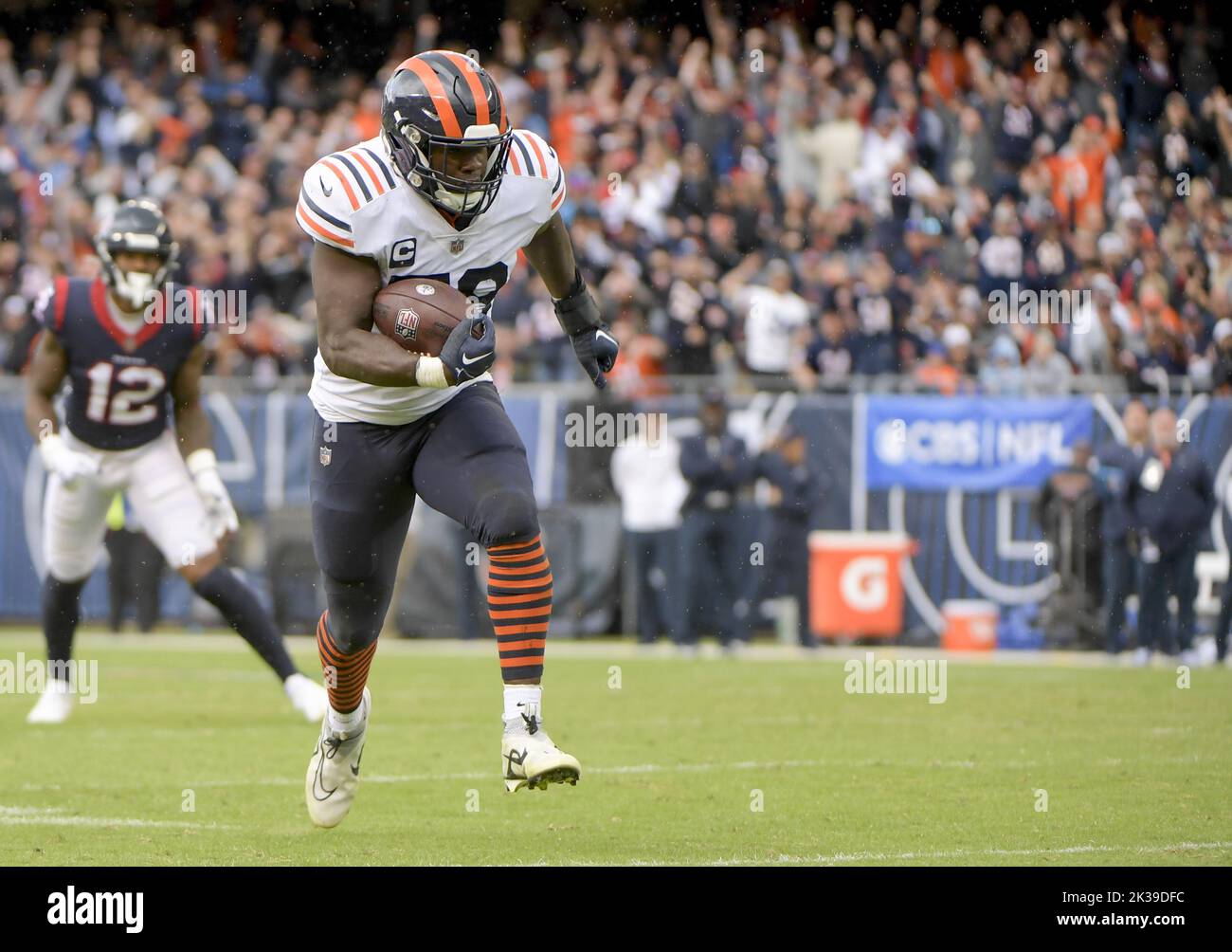 Chicago, Stati Uniti. 25th Set, 2022. Chicago Bears Linebacker Roquan Smith (58) fa arretrare un quarto d'intercettazione per mettere gli orsi in campo gol range durante la vittoria 23-20 su Houston Texans al Soldier Field di Chicago Domenica, 25 settembre 2022. Foto di Mark Black/UPI Credit: UPI/Alamy Live News Foto Stock