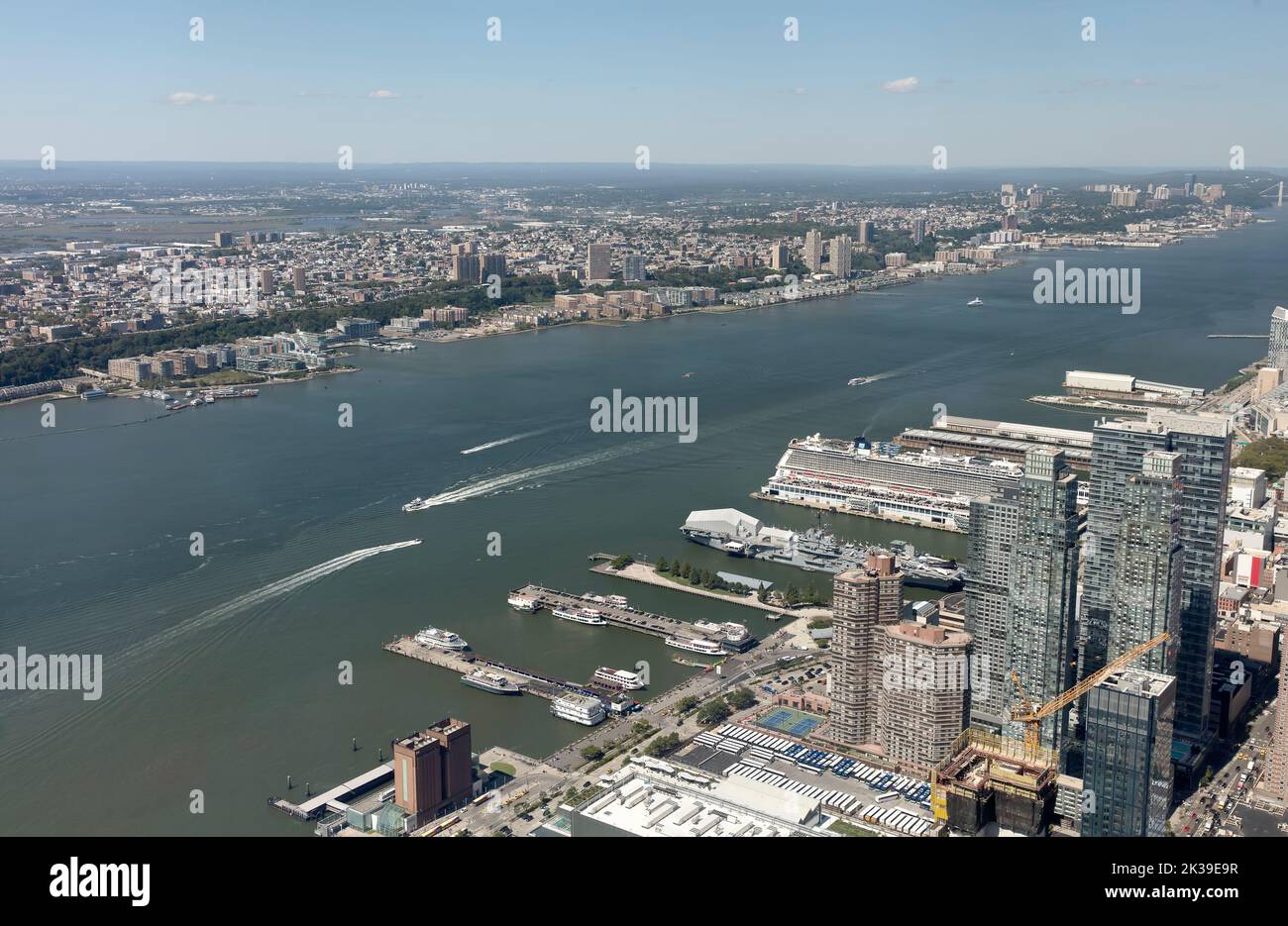 Il fiume Hudson con Jersey City e Manhattan su entrambi i lati di New York, Stati Uniti Foto Stock