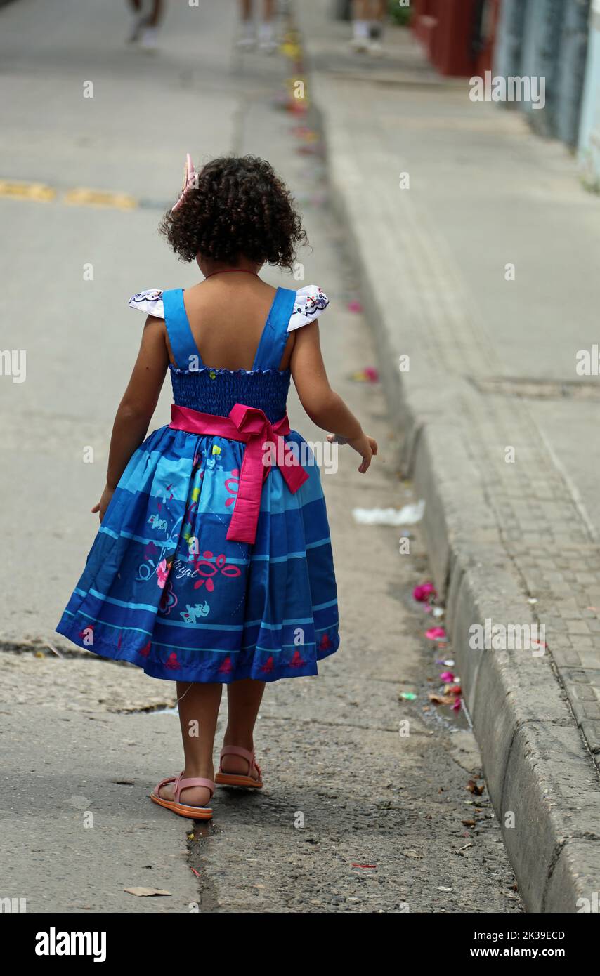 Bambino che cammina per le strade della Colombia Foto Stock