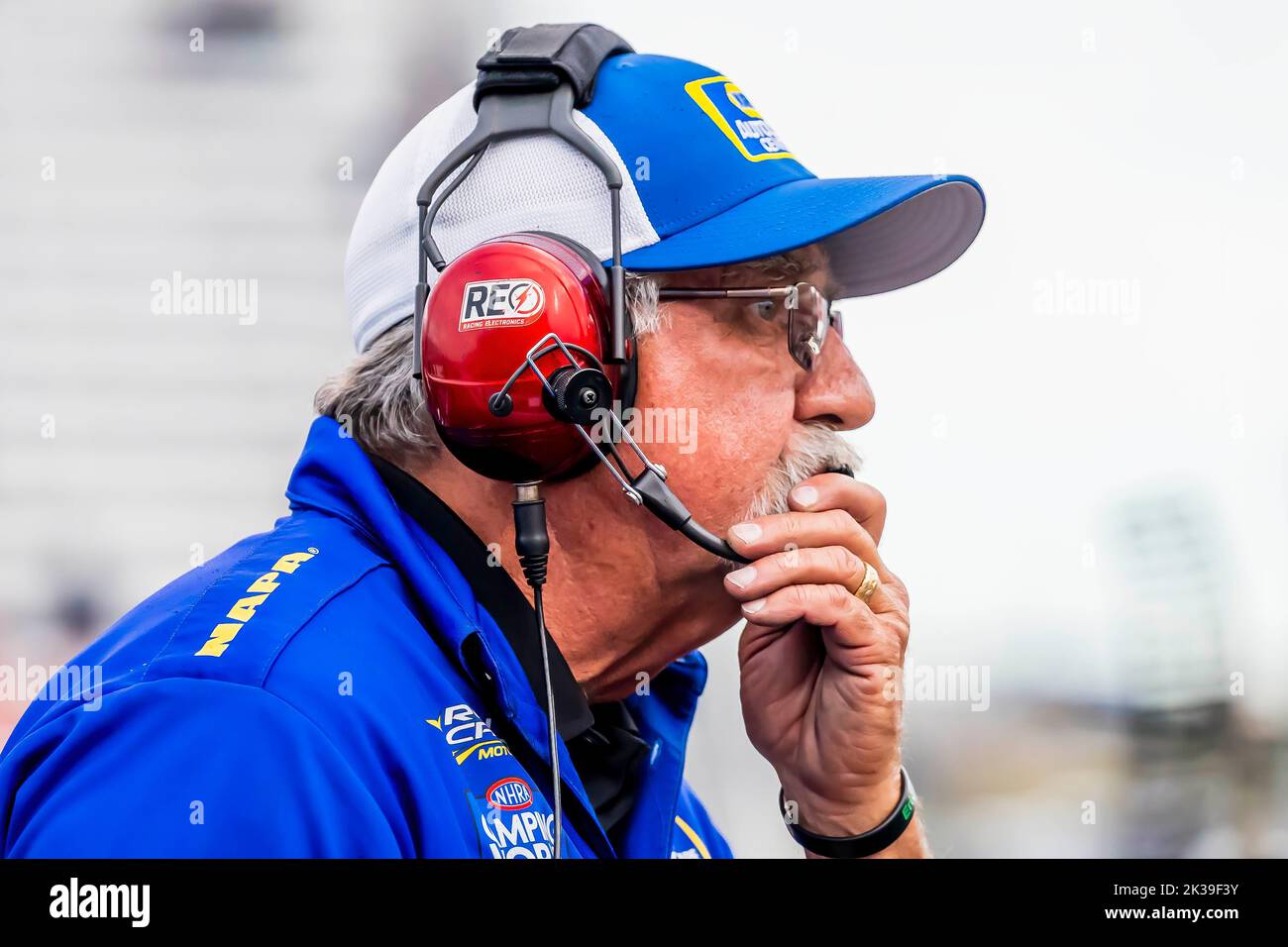 Concord, NC, USA. 24th Set, 2022. I membri dell'equipaggio e i funzionari guardano le auto in scena per una corsa durante i cittadini della Carolina NHRA di Betway al Zmax Dragway in Concord NC. (Credit Image: © Walter G. Arce Sr./ZUMA Press Wire) Foto Stock