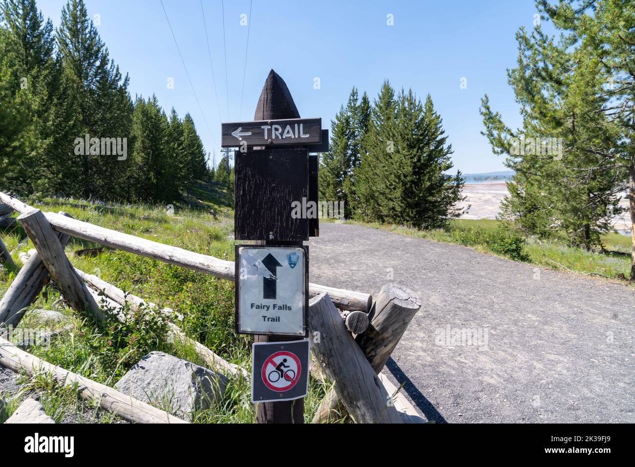 Wyoming, USA - 19 luglio 2022: Incrocio sul sentiero escursionistico di Fairy Falls; un percorso conduce alla cascata, l'altro alla Grande Primavera prismatica Foto Stock